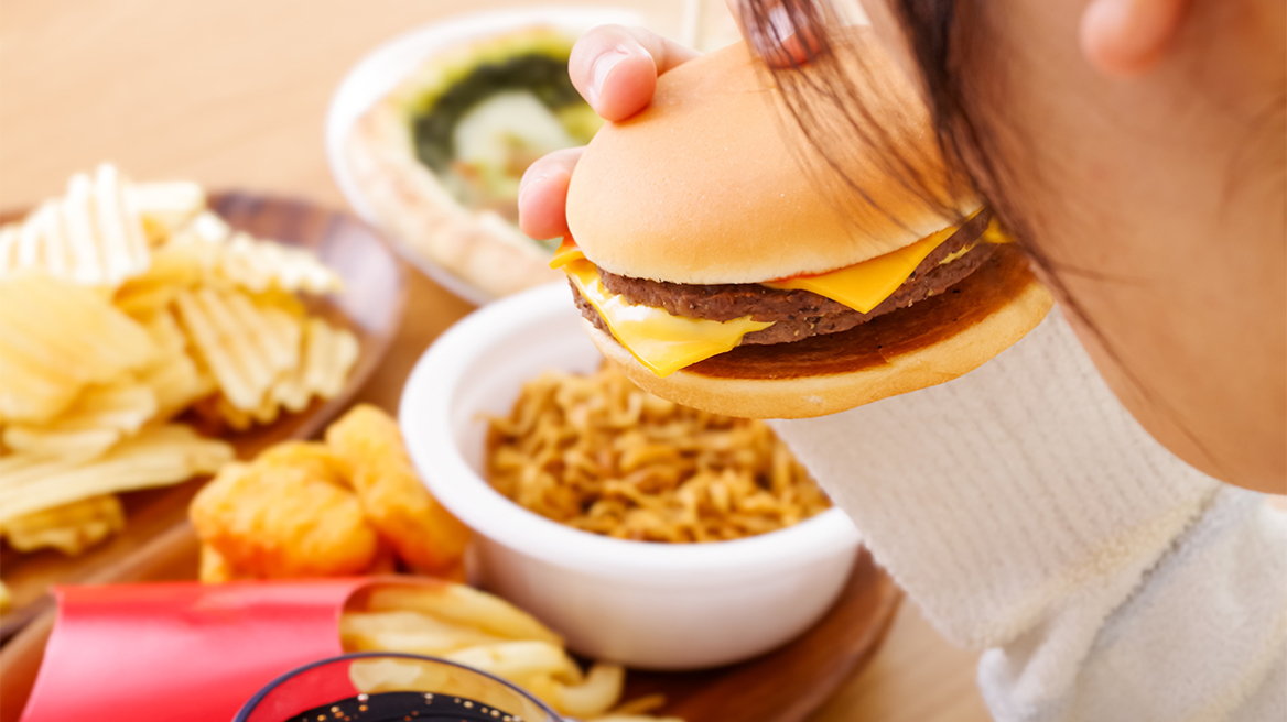 “Δεν προλαβαίνω να μαγειρέψω” – Delivery, έτοιμα γεύματα και γρήγορες συνταγές γιατί ο χρόνος πιέζει