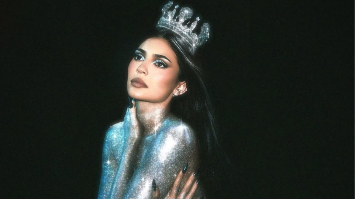 Κάιλι Τζένερ: Γυμνή για τη νέα σειρά καλλυντικών της - «Φόρεσε» μόνο γκλίτερ
