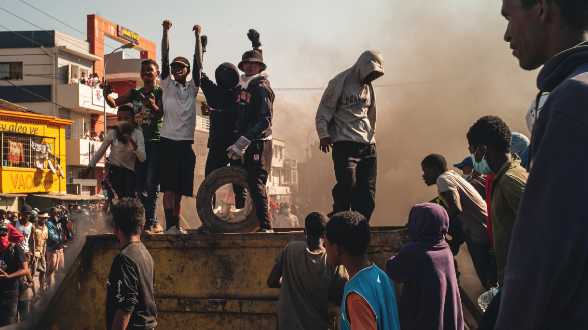 Από την Σρι Λάνκα έως τη Μαδαγασκάρη, οι οργισμένοι 20άρηδες της Gen Z ρίχνουν τις κυβερνήσεις τη μία μετά την άλλη: Τι ενώνει τους νέους που εξεγείρονται