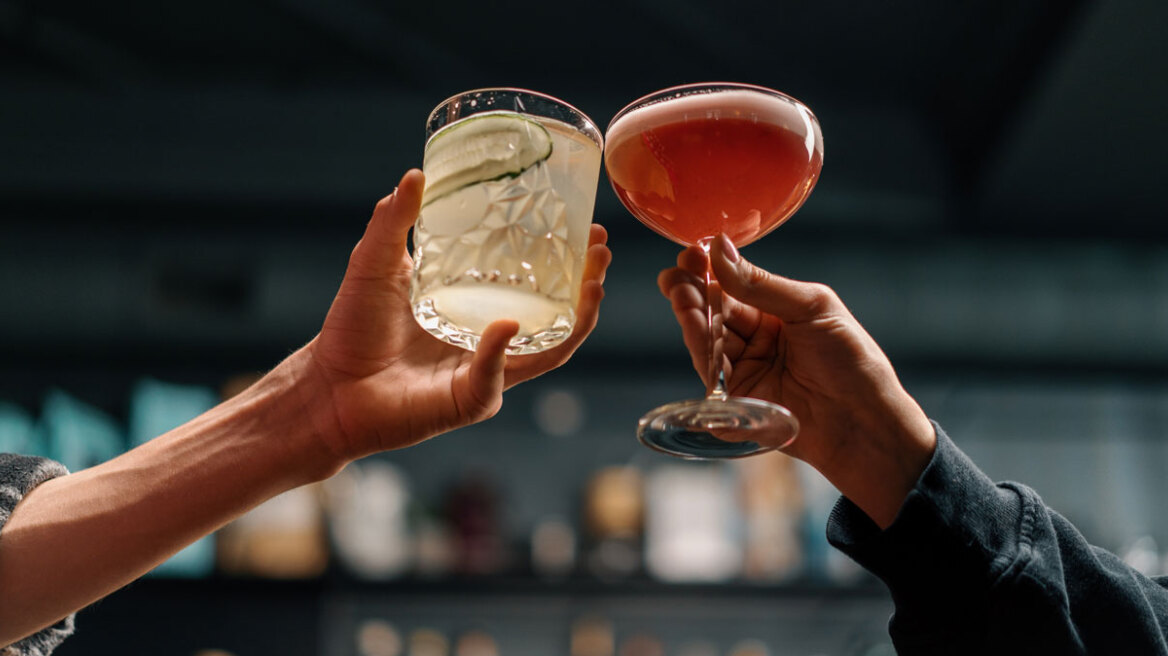 Η κλασική συνταγή του φλερτ επιστρέφει: Το να κάθεσαι στο μπαρ είναι η πιο συζητημένη τάση στα ραντεβού