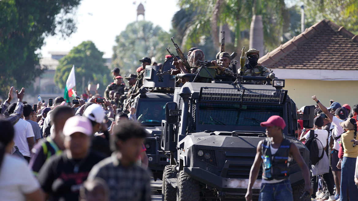 Μαδαγασκάρη: Ο στρατός ανακοίνωσε ότι «ανέλαβε την εξουσία» και διέλυσε τη Γερουσία