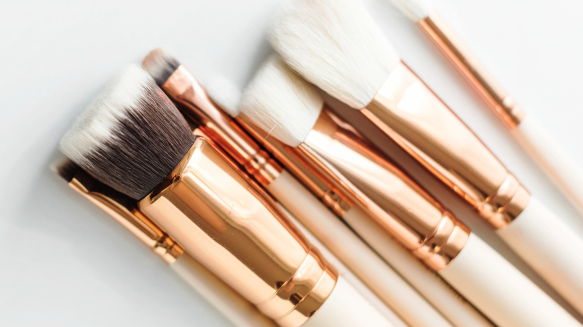 Τι συμβαίνει στην επιδερμίδα μας όταν τα πινέλα του μακιγιάζ δεν είναι καθαρά;
