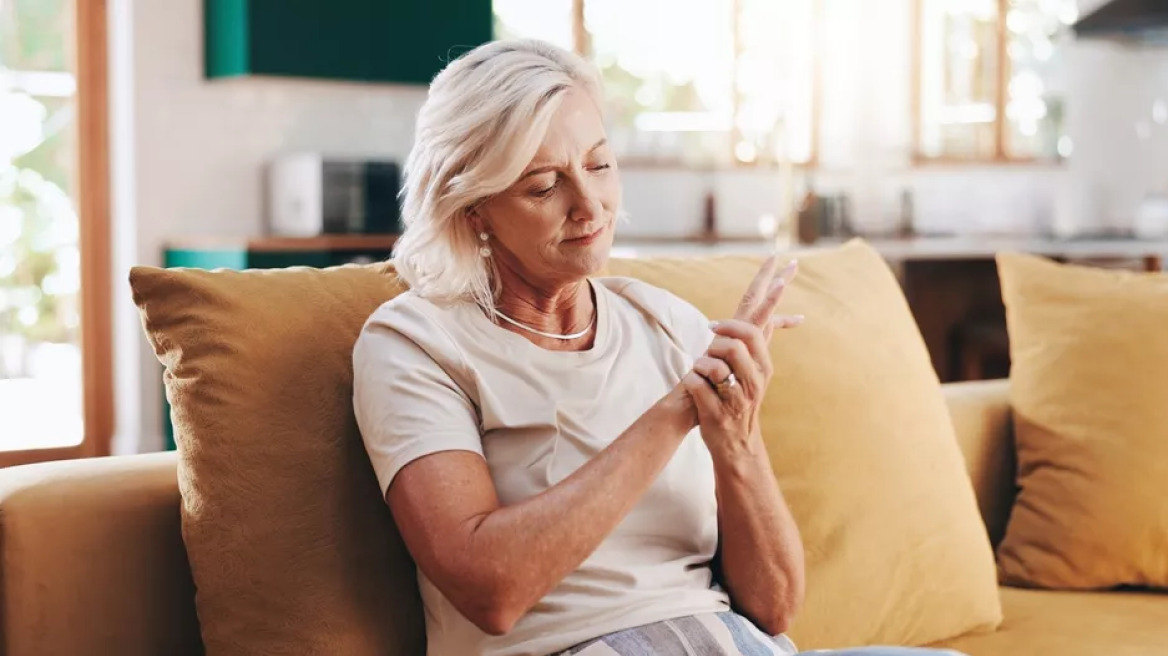 Ρευματοειδής αρθρίτιδα: Τα αδιόρατα σημάδια που εμφανίζονται (πολύ) πριν τη διάγνωση
