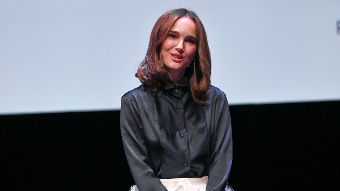 H Νάταλι Πόρτμαν φόρεσε μια μίνι φούστα στολισμένη με φτερά σε προβολή της ταινίας Black Swan
