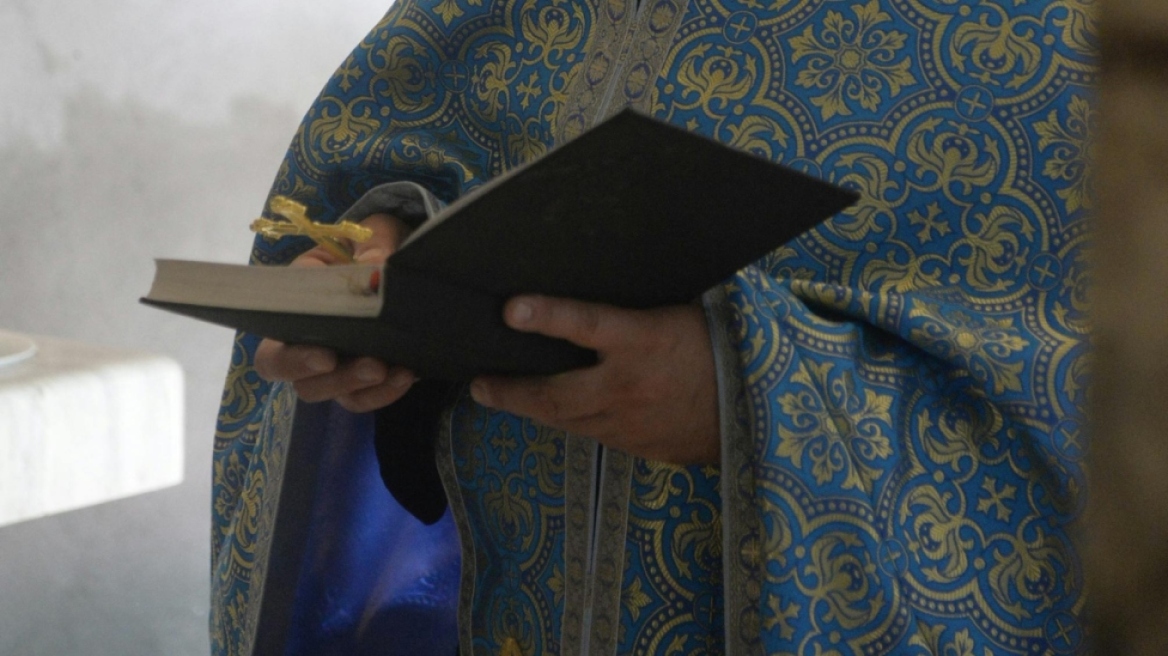 Ιερέας εξαπάτησε ηλικιωμένο στην Καβάλα - Του πήρε 259.000 ευρώ και έκανε ανακαίνιση στο σπίτι του