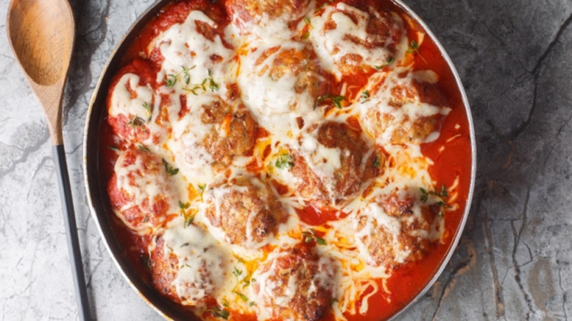 Κεφτεδάκια σε σάλτσα ντομάτας-πιπεριάς
