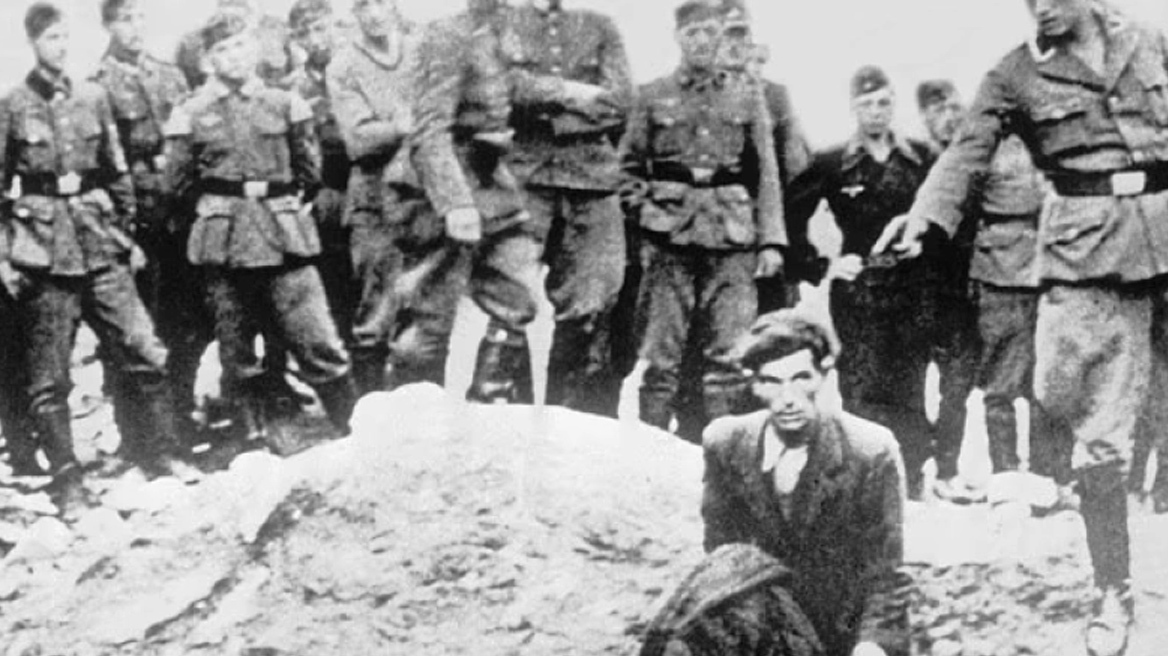 Τον ξεσκέπασαν μετά από 80 χρόνια: «Αποκαλύφθηκε» ο δήμιος των Ναζί από την ανατριχιαστική φωτογραφία του Β' Παγκοσμίου Πολέμου