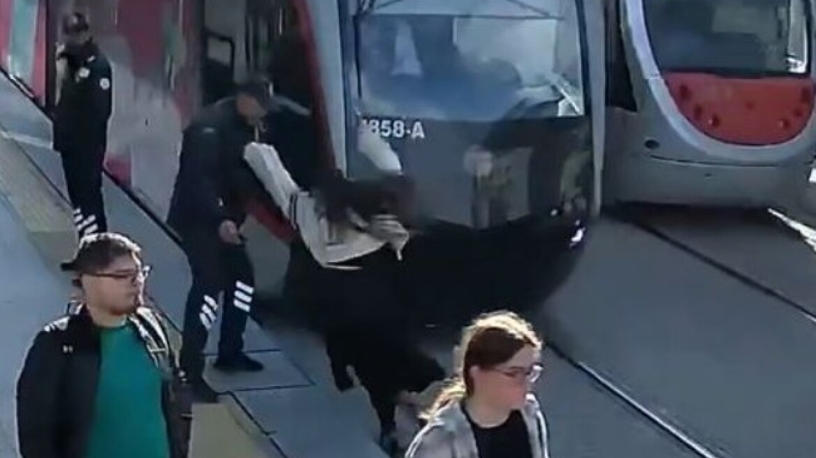 Φύλακας σώζει κοπέλα λίγο πριν την χτυπήσει το τραμ στην Τουρκία - Δείτε βίντεο
