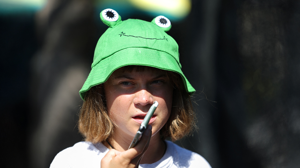 «Τσαλαπάτησαν το καπέλο με το βατραχάκι»: Η Γκρέτα Τούνμπεργκ καταγγέλλει χυδαιότητες και βασανιστήρια κατά την κράτησή της στο Ισραήλ
