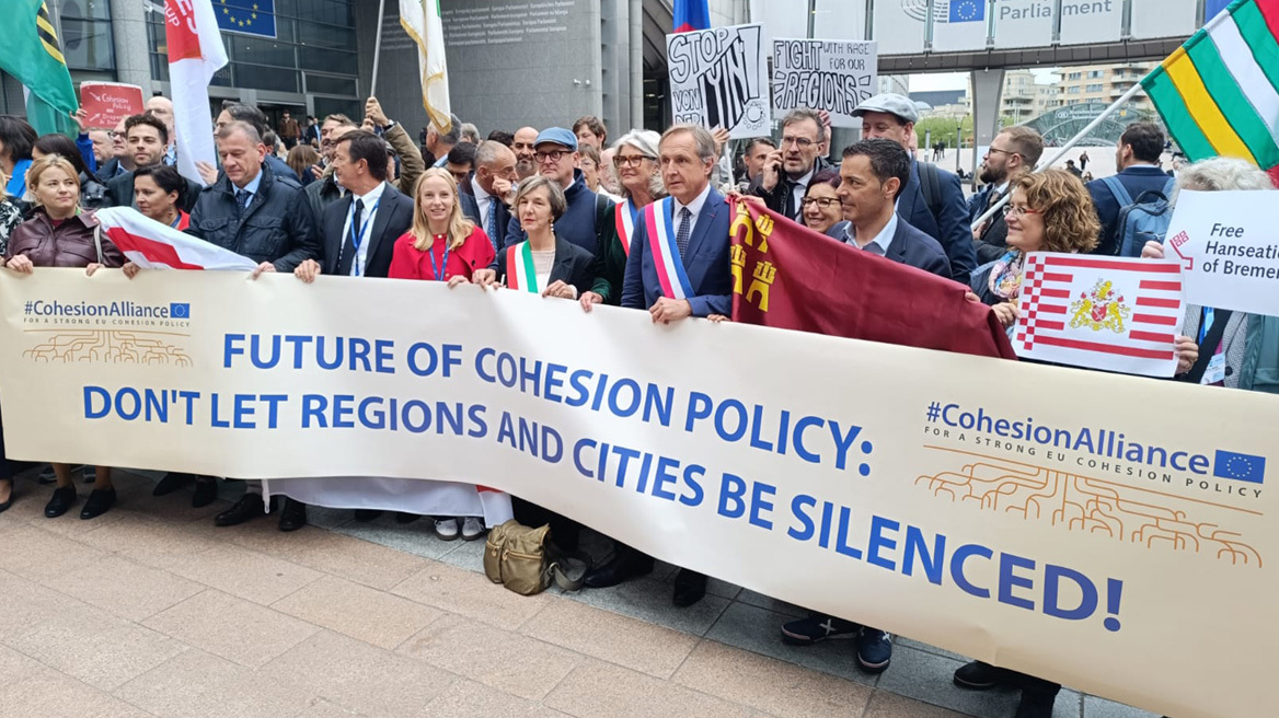 Δήμαρχοι και περιφερειάρχες διαδηλώνουν στις Βρυξέλλες αντιδρώντας στο σχέδιο προϋπολογισμού της ΕΕ