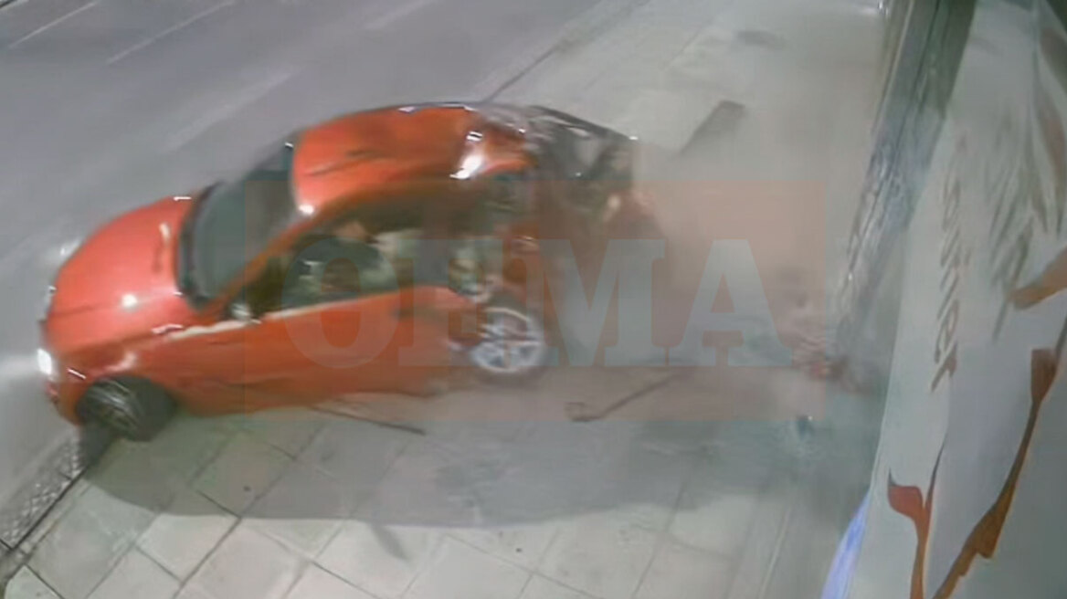 Βίντεο: Αυτοκίνητο καρφώθηκε σε ΕΛΤΑ Courier στην Κηφισίας - O οδηγός του είχε καταναλώσει αλκοόλ