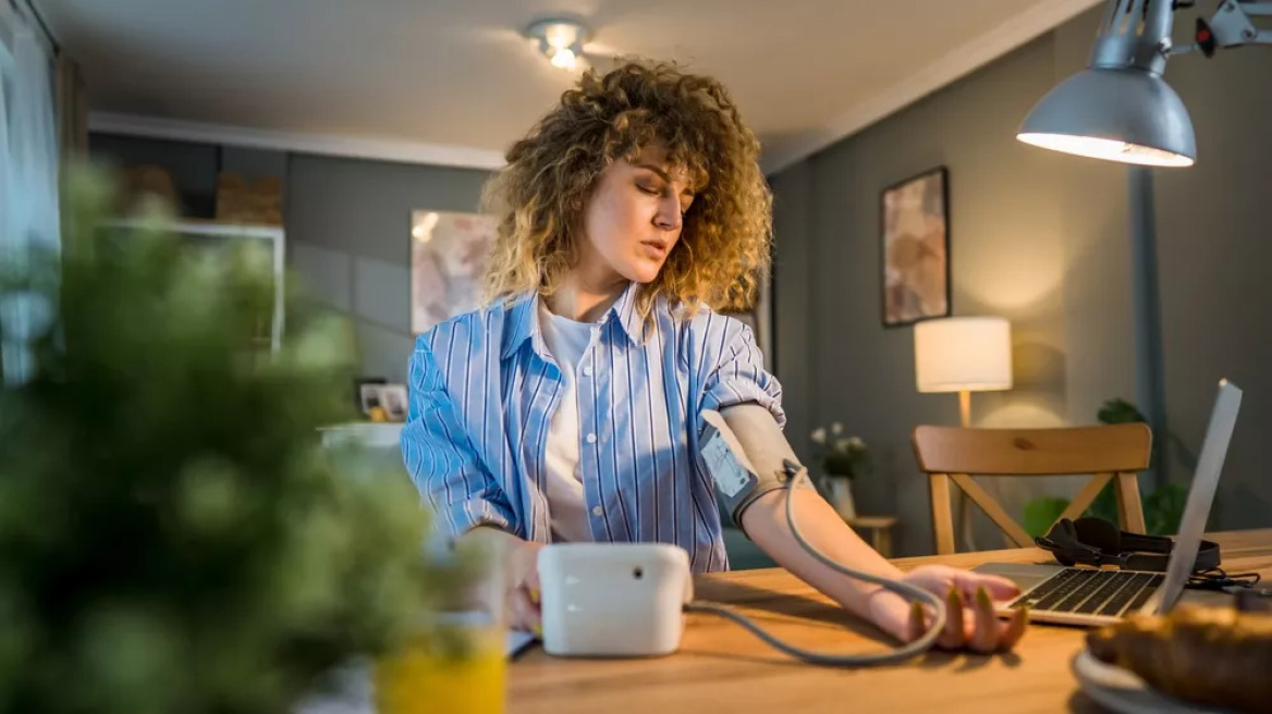 Η κακή συνήθεια που ανεβάζει την πίεση – Ακόμα και σε μικρότερες δόσεις
