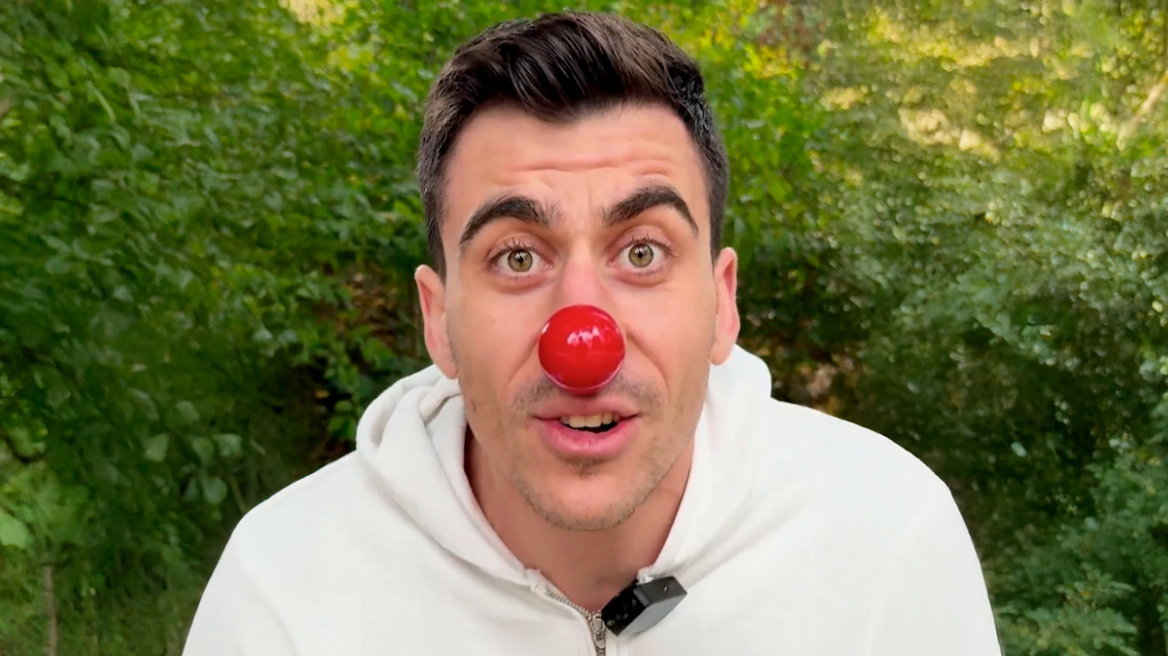 Με σίκουελ βίντεο και.. μύτη κλόουν ο ευρωβουλευτής Φειδίας εξήγγειλε τη δημιουργία κόμματος
