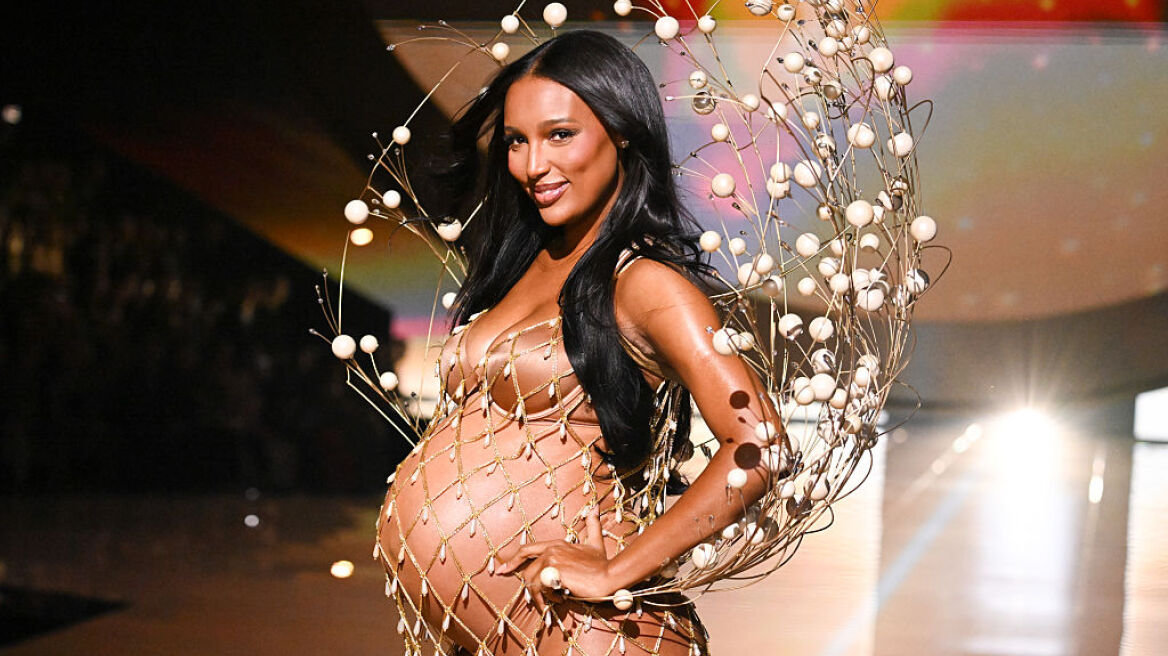 Στον ένατο μήνα της εγκυμοσύνης της, η Τζάσμιν Τουκς  περπάτησε στην πασαρέλα της Victoria’s Secret
