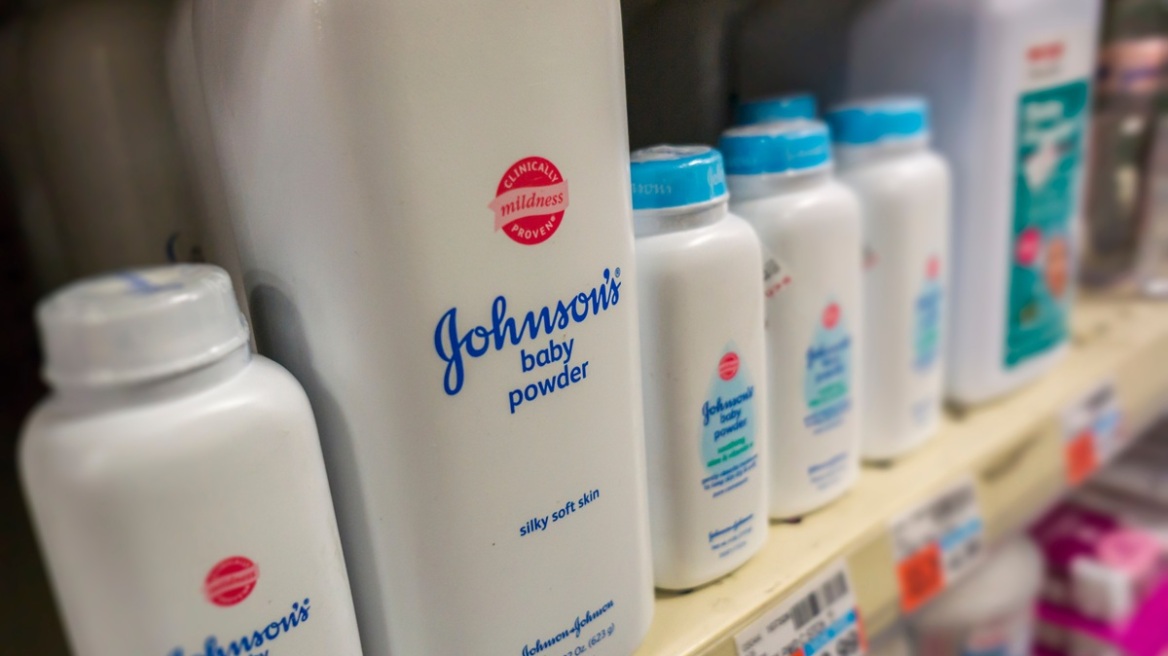 Μαζική αγωγή κατά της Johnson & Johnson στη Βρετανία για ταλκ με αμίαντο