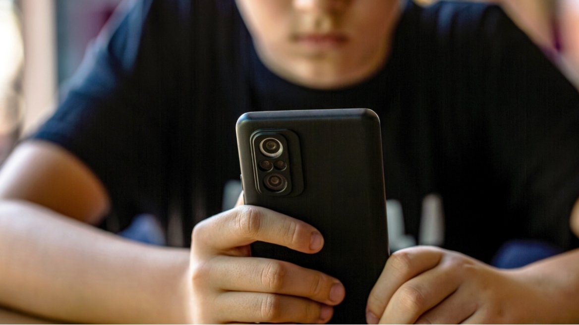 Επιτροπή του Ευρωπαϊκού Κοινοβουλίου πρότεινε να οριστεί κατώτατη ηλικία τα 16 έτη για την πρόσβαση στα social media