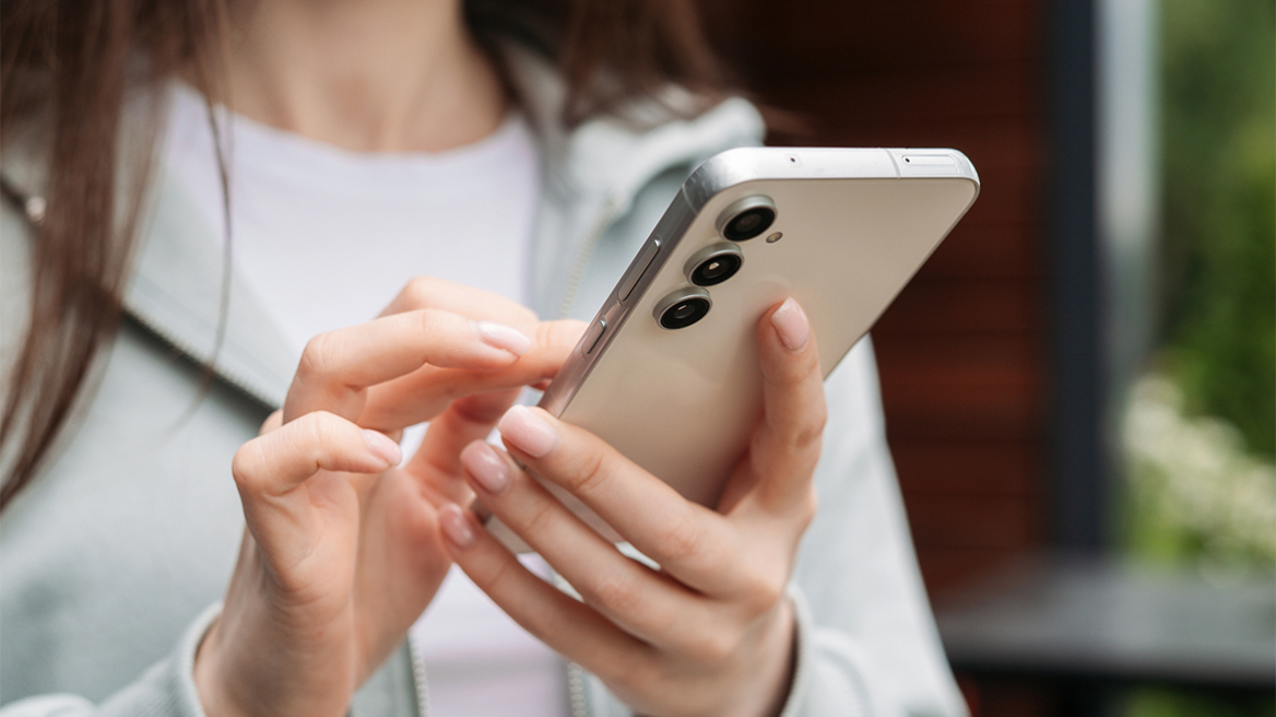 Μη σηκώσετε το κινητό αν σας καλεί αυτός ο αριθμός: Απάτη με ψεύτικες κλήσεις «από την Google»