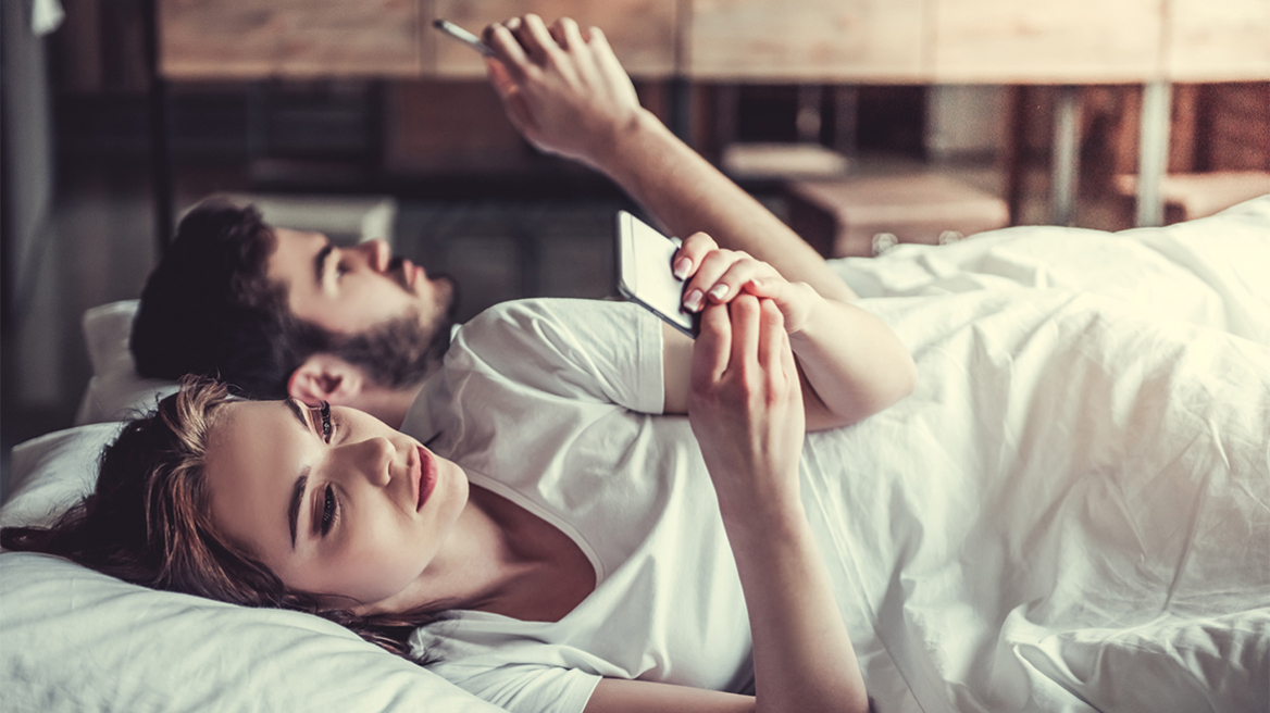 “Εχεις κάτι να κρύψεις;” – Πρέπει τα ζευγάρια να ανταλλάσσουν τους κωδικούς των κινητών τους;