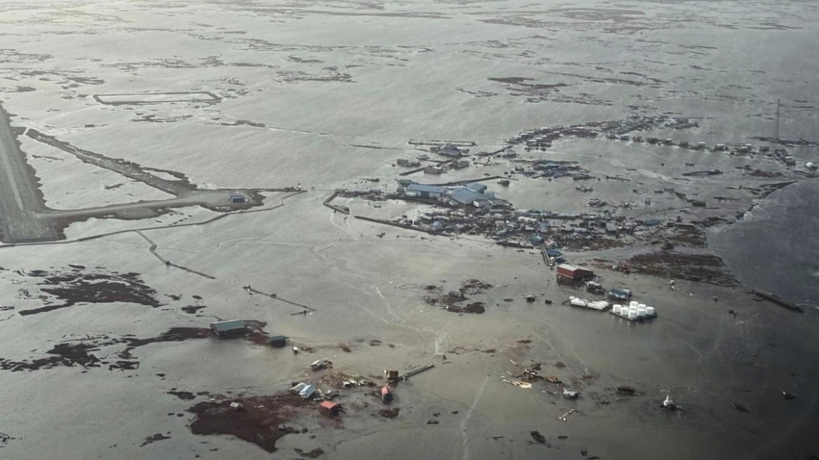 Αλάσκα: Σπίτια παρασύρθηκαν και 1 άτομο έχασε τη ζωή του μετά από πλημμύρες που προκάλεσε ο τυφώνας Halong