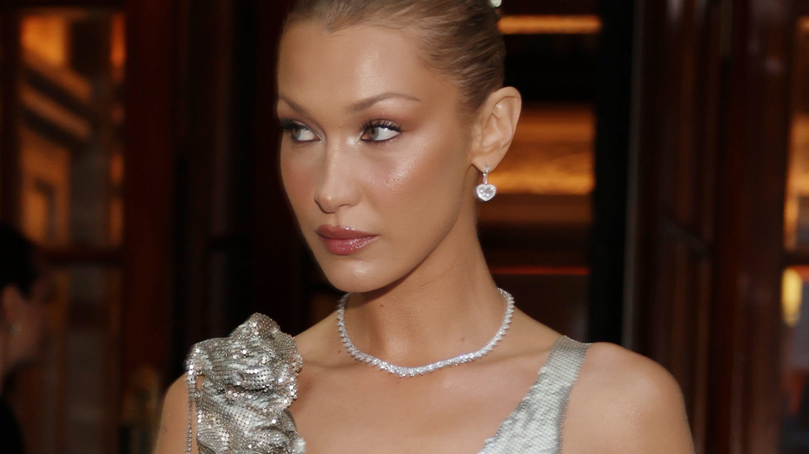 Η Bella Hadid αναβάθμισε το sleek-back bun με τον πιο ρομαντικό τρόπο
