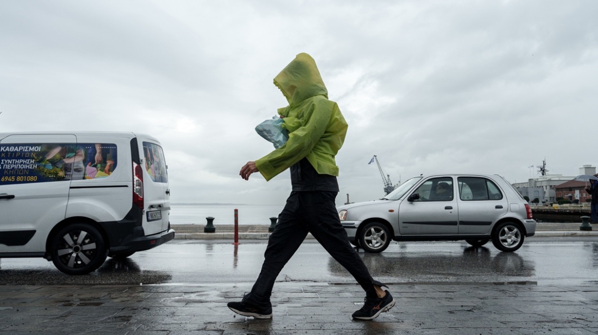 Καιρός: Βελτιώνεται από το βράδυ - Νέα κύματα κακοκαιρίας την Κυριακή και την Τετάρτη