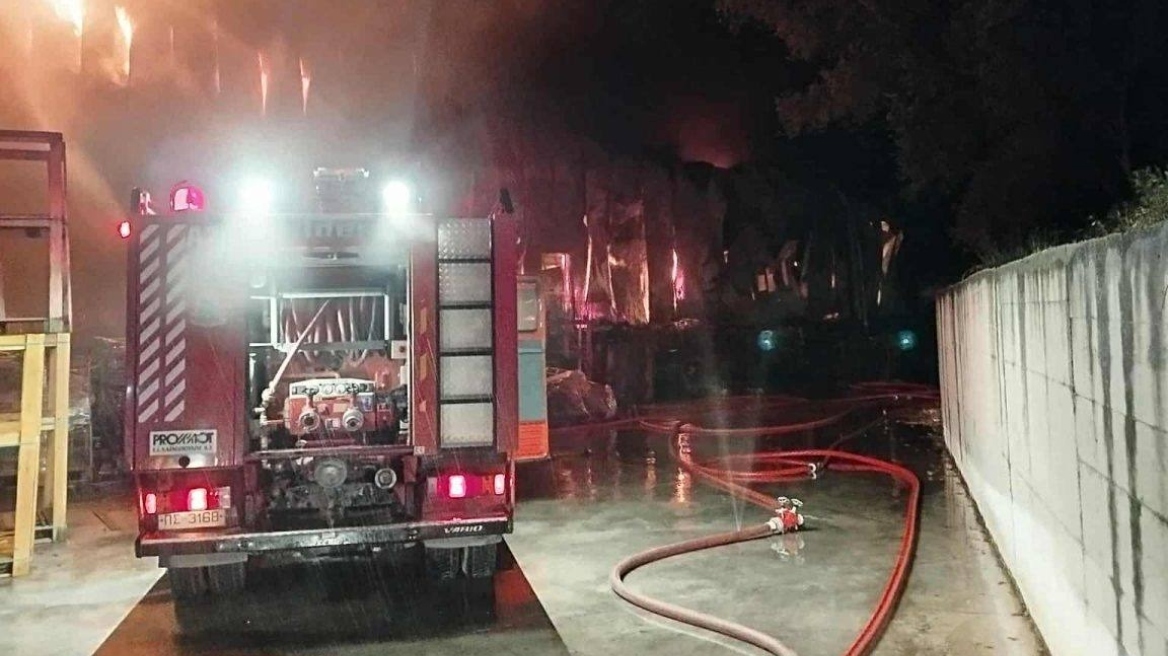 Κέρκυρα: Μαίνεται από τα ξημερώματα φωτιά σε επιχείρηση κατεψυγμένων - Μήνυμα και από το 112