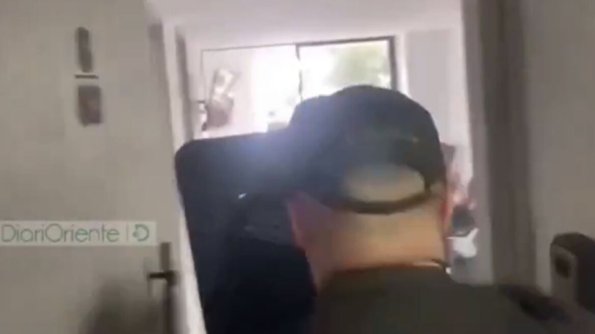 Κολομβία: Η στιγμή που φυγάς από τη σπείρα Tren de Aragua γλιστράει και πέφτει στο κενό από τον 8ο όροφο για να μην συλληφθεί