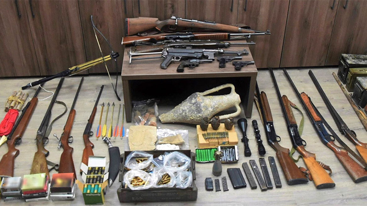 77χρονος στο Ρέθυμνο είχε «οπλοστάσιο» στο σπίτι του - Βρήκαν από όπλα μέχρι χειροβομβίδες και εκρηκτικά
