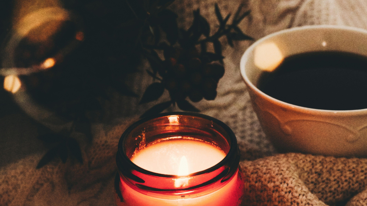 Επτά κεριά που θα κάνουν τις φθινοπωρινές βραδιές στο σπίτι πιο cozy
