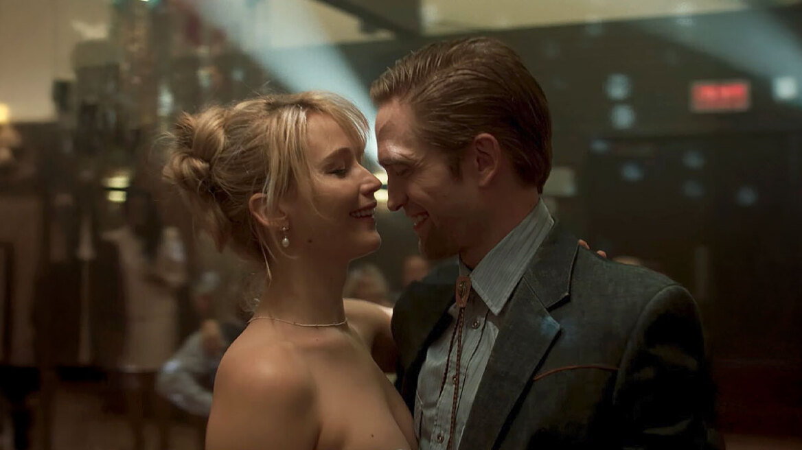 Τζένιφερ Λόρενς για τη συνεργασία με τον Ρόμπερτ Πάτινσον: «Η σκηνοθέτιδα μας ζήτησε να χορέψουμε γυμνοί, έπρεπε να είχα πει όχι;»