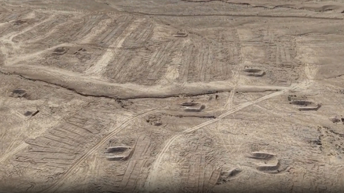 Reuters: Πώς ο Άσαντ μετέφερε νύχτα 60.000 - 80.000 σορούς θυμάτων του σε μυστική τοποθεσία από μαζικούς τάφους στη Δαμασκό