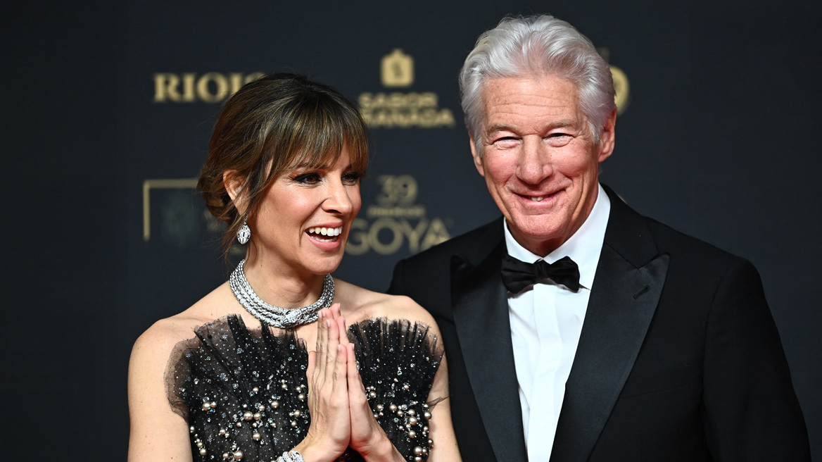 Ρίτσαρντ Γκιρ: Το φιλί που αντάλλαξε με την Αλεχάντρα Σίλβα στο κόκκινο χαλί
