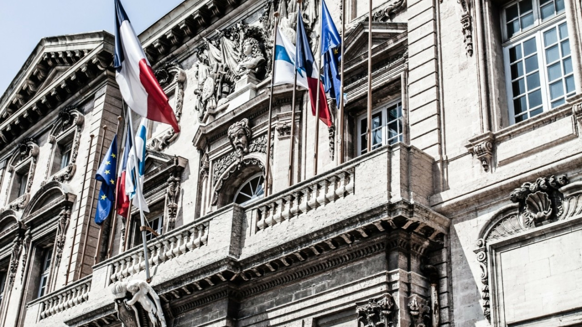 Η S&P ρίχνει τη Γαλλία στο A+ λόγω χρέους – Απρόσμενη υποβάθμιση εν μέσω πολιτικής αστάθειας