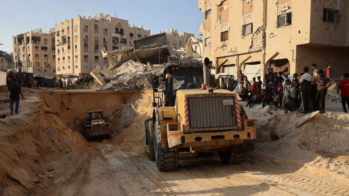 Με μπουλντόζες παλαιστινιακές φατρίες ψάχνουν τις σορούς των Ισραηλινών ομήρων στα χαλάσματα