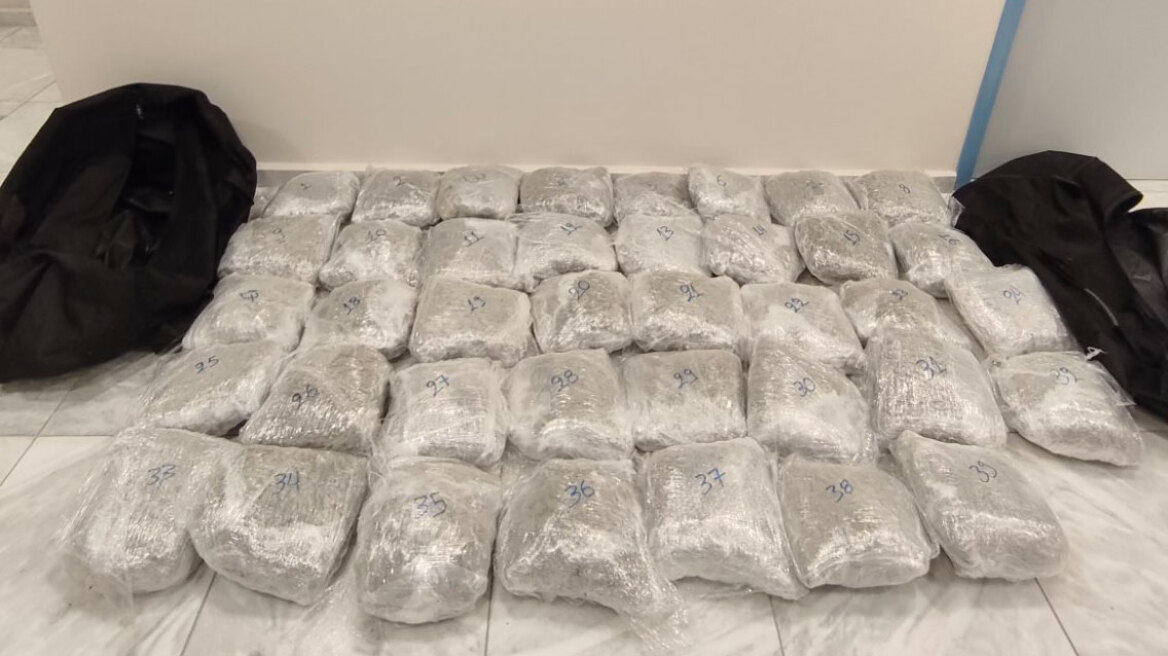 Τέσσερις συλλήψεις μετά από καταδίωξη στην Κοζάνη - Μετέφεραν 43 κιλά κάνναβης
