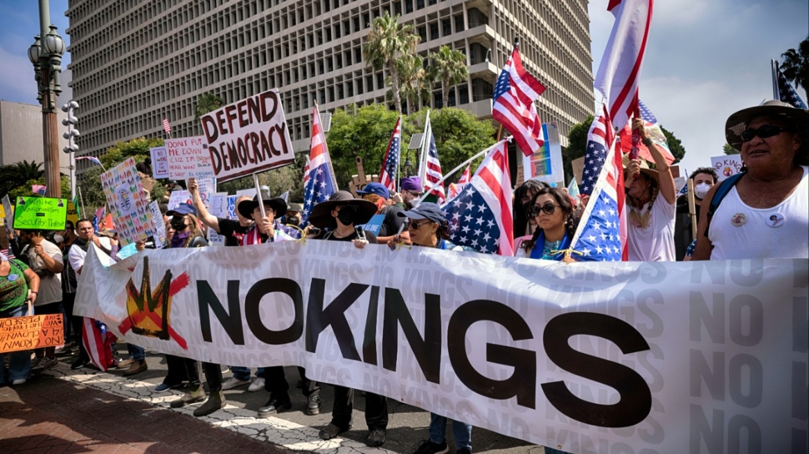 Το κίνημα No Kings καλεί εκατομμύρια Αμερικανούς να διαδηλώσουν κατά των αυταρχικών πολιτικών του «βασιλιά Τραμπ» - Δείτε τον Ντε Νίρο να ζητά ειρηνικό ξεσηκωμό