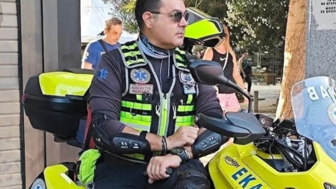 Πένθος στο ΕΚΑΒ: Κατέληξε μετά από 49 μέρες στη ΜΕΘ διασώστης που τραυματίστηκε σε τροχαίο στην Καλλιθέα