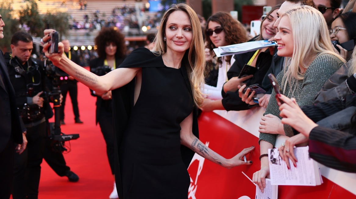 Αντζελίνα Τζολί: Νέα εμφάνιση με φόρεμα-έκπληξη που αποκαλύπτει γιγαντιαία τατουάζ