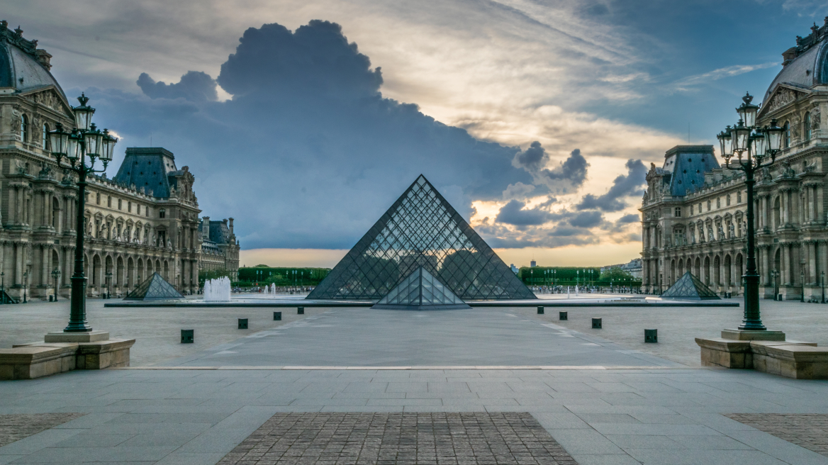 Ληστεία στο μουσείο του Λούβρου στο Παρίσι -  Πήραν εννέα κομμάτια από τη συλλογή κοσμημάτων του Ναπολέοντα