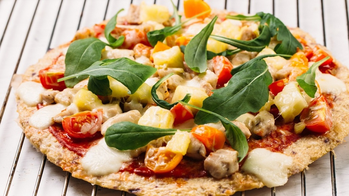Η keto πίτσα του TikTok με βάση από κοτόπουλο – 33γρ. πρωτεϊνης το κομμάτι, χωρίς καθόλου αλεύρι