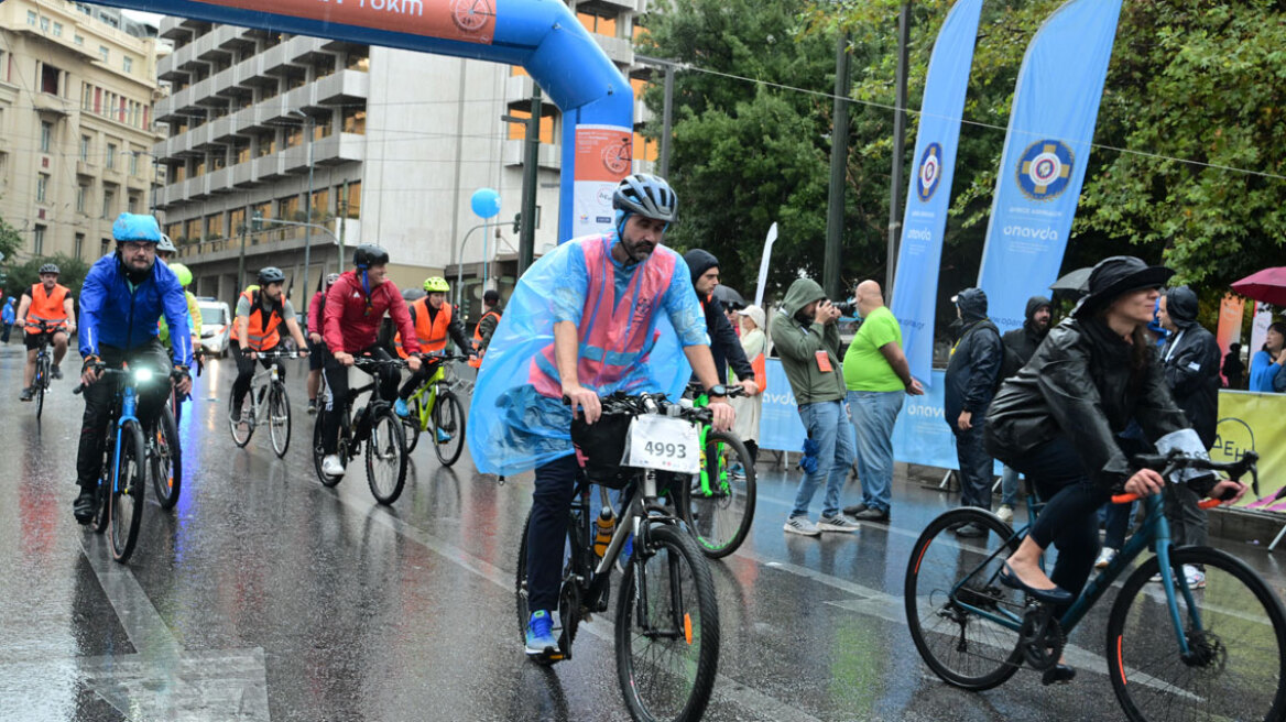 Γέμισε ποδήλατα το κέντρο της Αθήνας παρά τη βροχή - Ποιοι δρόμοι είναι κλειστοί, δείτε φωτογραφίες
