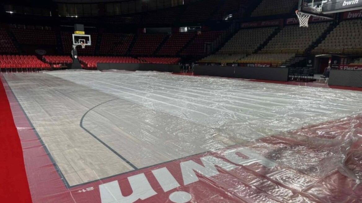 ΣΕΦ: Τοποθετήθηκαν μουσαμάδες για την προστασία του παρκέ από τη βροχή μετά το Ολυμπιακός - Πανιώνιος 