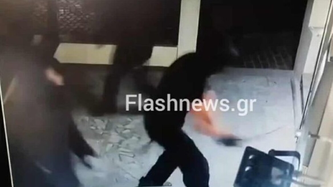 Η στιγμή που κουκουλοφόροι βανδαλίζουν επιχείρηση στα Χανιά - Δείτε βίντεο