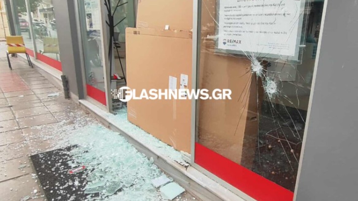 Χανιά: Άγνωστοι βανδάλισαν τη νύχτα μεσιτικό γραφείο και τράπεζες