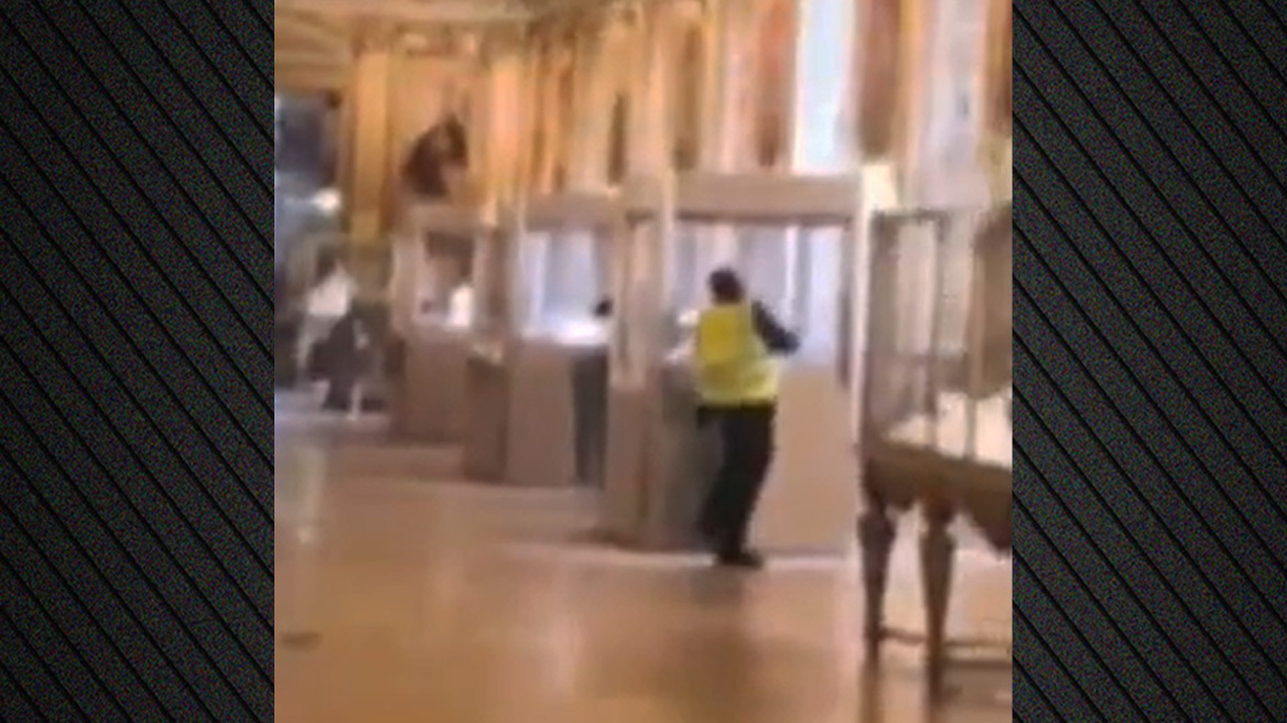 Βίντεο: Η στιγμή της διάρρηξης στο Λούβρο - Ληστής κρατώντας τον τροχό, παραβιάζει γυάλινη προθήκη σε αίθουσα που υπάρχουν επισκέπτες
