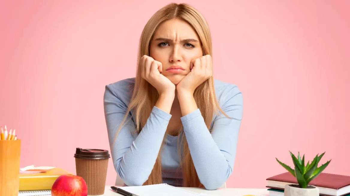 Ξεχνάει, αποσπάται, καθυστερεί: Όλα όσα δυσκολεύουν τον έφηβο με ΔΕΠΥ – Πώς να τον βοηθήσουμε
