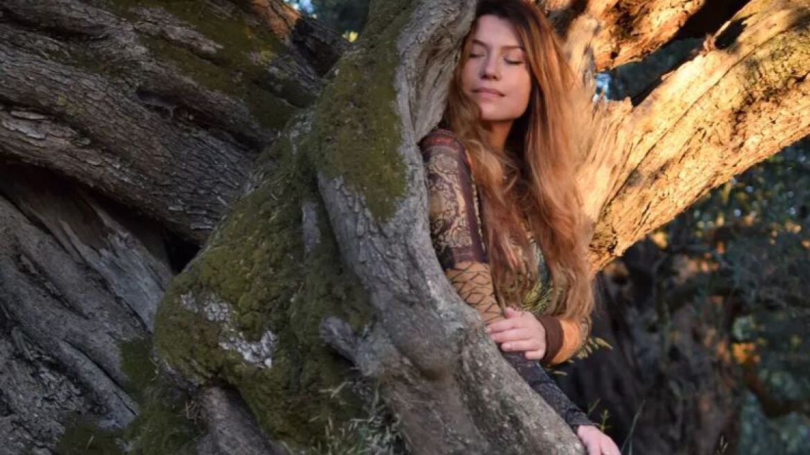 Η τραγουδίστρια και τραγουδοποιός Klaudia Delmer χρειάζεται τη βοήθειά μας στη μάχη της κατά του καρκίνου στο πάγκρεας
