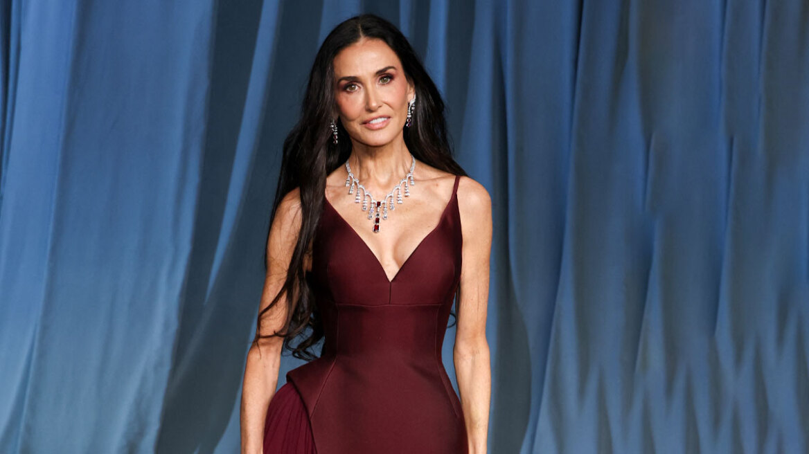Ντέμι Μουρ: Η εμφάνισή της στο Academy Museum Gala με εντυπωσιακή μακριά τουαλέτα