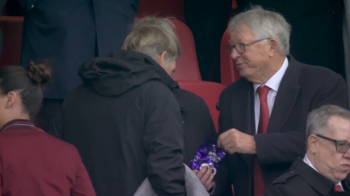 Λίβερπουλ - Μάντσεστερ Γιουνάιτεντ: Ο Φέργκιουσον πρόσφερε μπισκότα στον Νταλγκλίς στο ημίχρονο του ντέρμπι στο Άνφιλντ - Βίντεο 