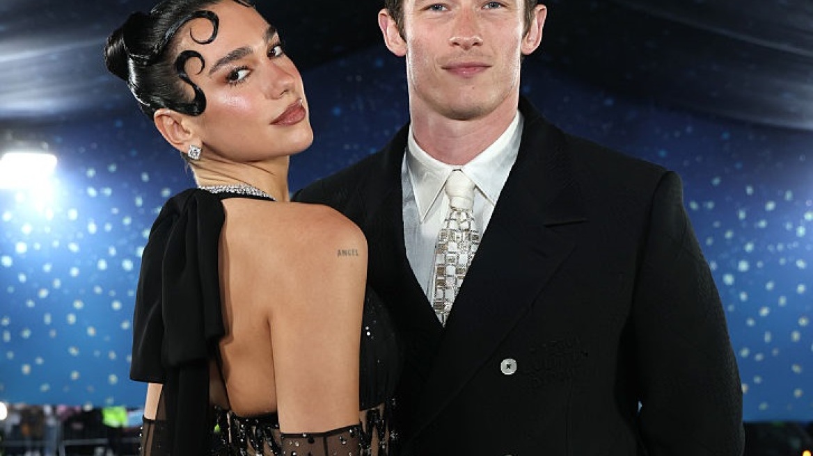 Callum Turner και Dua Lipa: Η συνάντηση που μοιάζει να βγήκε από σενάριο — και η ατάκα που έκανε τη διαφορά

